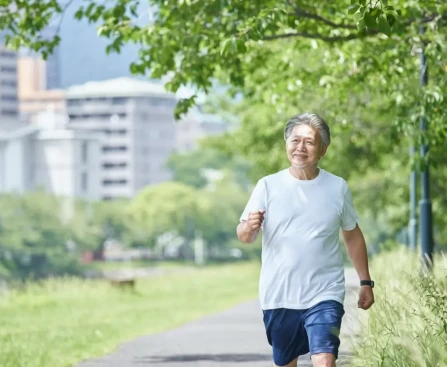 Personne pratiquant la marche japonaise dans un parc urbain