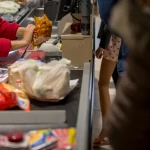 Méthode pour économiser sur les courses en comparant les prix