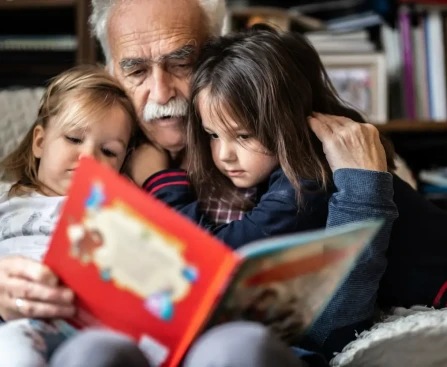 Grand-père et petit-fils partageant un moment de lecture pour renforcer leur lien
